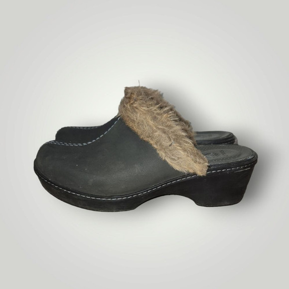 Crocs Cobbler Fuzz Womens 9 Clogs Shoes Brown Faux Fur Lined Slip On Heel - Picture 1 of 10